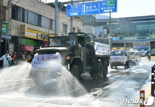 제2작전사령부가 지난 4일 화생방 제독차로 경산시 주요 도로에서 코로나19 방역 작업을 하고 있다. 경산시는 코로나19 확산을 막기 위해 매주 수·일요일을 ‘일제 방역의 날’로 정하고 감염병 전파 차단에 주력하고 있다.(경산시 제공)