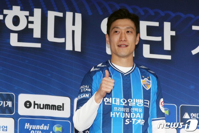 이청용이 5일 오후 서울 종로구 축구회관에서 열린 ‘울산현대 입단 기자회견’에서 포즈를 취하고 있다. 독일 분데스리가 2부리그 VfL 보훔과 이적에 합의한 이청용은 11년 만에 국내 프로축구 K리그로 복귀한다. 2020.3.5/뉴스1 © News1