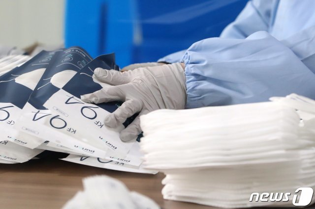 5일 오후 경기도 광주시 소재 한 마스크 제조업체에서 관계자들이 마스크를 포장하고 있다. 2020.3.5/뉴스1 © News1