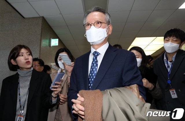 김형오 미래통합당 공천관리위원장이 5일 오전 서울 여의도 국회에서 열린 공관위 회의에 참석하며 취재진 질문에 답하고 있다. 2020.3.5/뉴스1 © News1