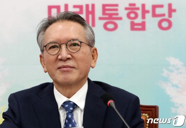 김형오 미래통합당 공천관리위원장이 5일 오후 서울 여의도 국회에서 공관위 공천 심사결과를 발표 전 생각에 잠겨 있다. 2020.3.5/뉴스1