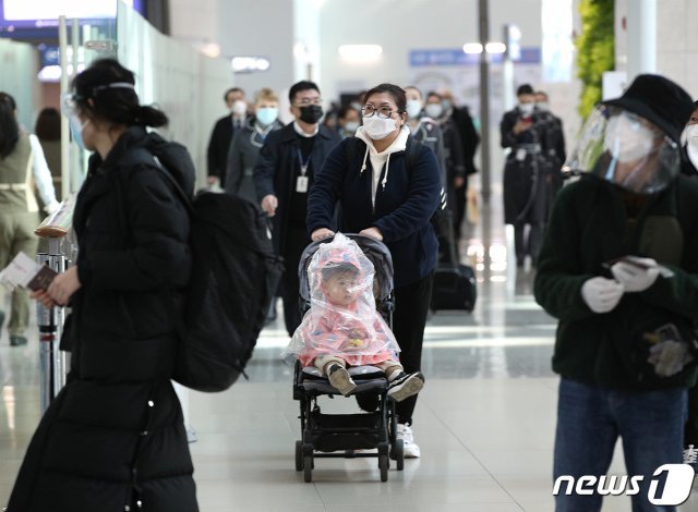 신종 코로나바이러스 감염증(코로나19)이 확산하고 있는 가운데 5일 인천국제공항 1터미널에서 한 어린이가 비닐을 뒤집어쓰고 출국장으로 향하고 있다. 2020.3.5/뉴스1 © News1