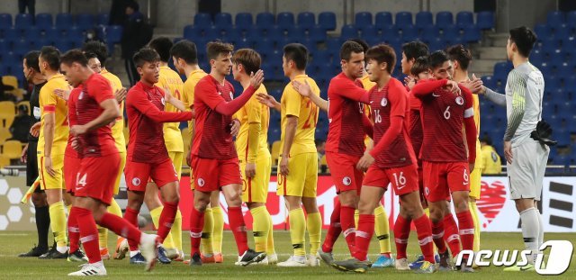 지난해 2019 동아시아축구연맹(EAFF) 풋볼 챔피언십(동아시안컵) 남자부 3차전 홍콩과 중국의 경기를 앞두고 악수하고 있는 모습.© News1