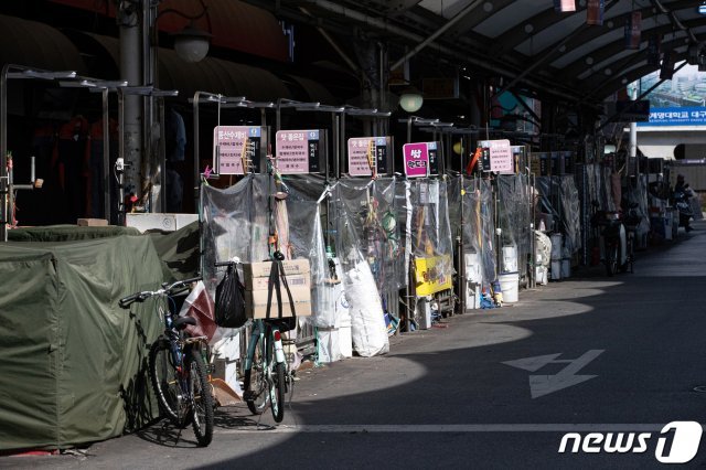 신종 코로나바이러스 감염증(코로나19) 확진자가 5,000명을 넘어 확산이 이어지는 4일 대구 중구 서문시장이 한산하다. © News1