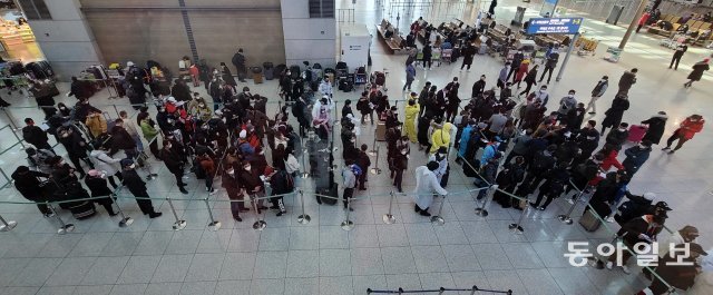 6일 오전 인천국제공항 1터미널 내 법무부 출입국서비스센터에서 외국인 불법 체류자들이 자진 출국신고를 하기 위해 줄지어  차례를 기다리고 있다.