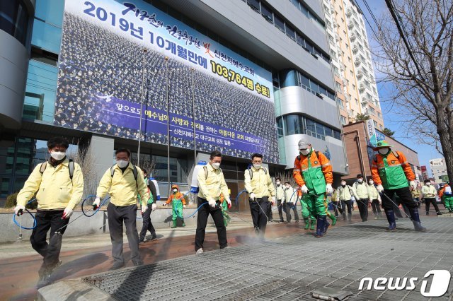 지난 6일 오후 대구 남구청 공무원과 자율방재단이 신종 코로나바이러스 감염증(코로나19) 확산을 막기 위해 남구 대명동 신천지 대구교회 건물 주변을 방역하고 있다. 2020.3.6/뉴스1 © News1