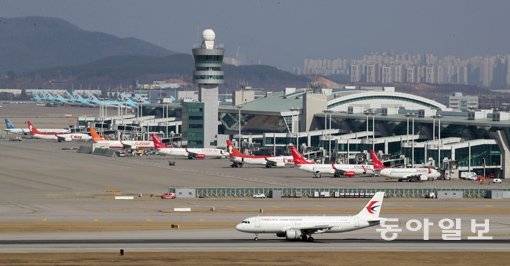 한국인의 입국을 금지하는 나라가 늘어나면서 항공업계가 운영에 차질을 빚고 있는 가운데 2일 오전 인천국제공항 제1터미널에 운항을 하지 않는 비행기들이 계류돼 있다. 양회성 기자 yohan@donga.com