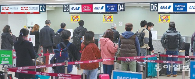 일본행 여객기 기다리는 김포공항 승객들 8일 김포국제공항 국제선 청사에서 승객들이 일본으로 떠나는 여객기의 탑승 수속을 밟기 위해 줄을 서 기다리고 있다. 한국 정부는 9일부터 일본인에 대한 무비자 입국을 중단했다. 앞서 일본 정부도 5일 한국인에 대한 무비자 입국을 금지한다고 밝혔다. 홍진환 기자 jean@donga.com