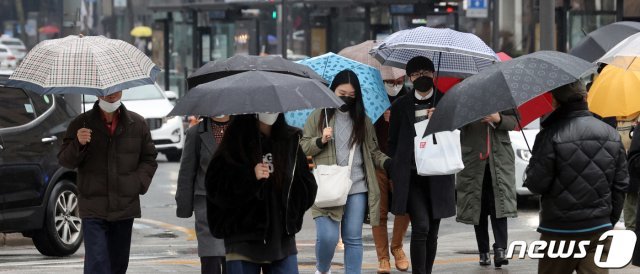 서울 광화문광장에서 우산을 쓴 시민들이 발걸음을 재촉하고 있다. /뉴스1 © News1