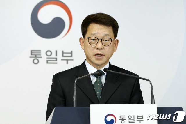 여상기 통일부 대변인이 9일 오전 종로구 정부서울청사에서 열린 정례브리핑에서 요미우리 신문의 ‘’한국 정부가 코로나19 대응을 위한 북한의 마스크 지원 요청을 거부했다‘’는 보도에 대해 사실무근이라고 밝히고 있다. (서울=뉴스1)