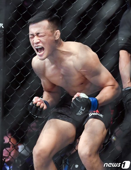 지난해 12월 21일 부산 사직실내체육관에서 열린 ‘UFC 파이트 나이트 부산’ 메인카드 페더급 경기에서 정찬성이 포효하는 모습. 뉴스1 © News1