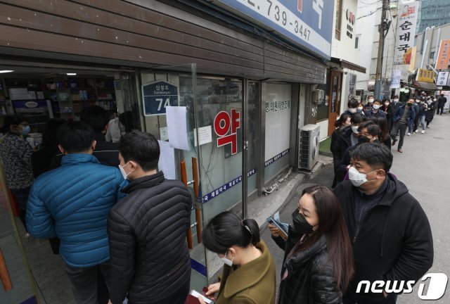 공적마스크 5부제가 시행된 9일 오전 서울 종로구 직장 밀집 구역에 위치한 약국에서 시민들이 마스크를 구매하기 위해 줄을 서 있다. © News1