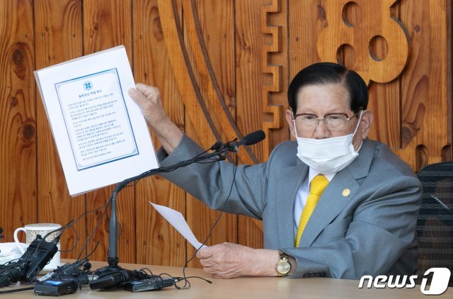 이만희 신천지예수교 증거장막성전 총회장이 2일 오후 경기 가평 신천지 평화의 궁전에서 열린 코로나바이러스 감염증(코로나19) 사태 관련 기자회견에서 신도들에게 보낸 특별편지를 들어보이고 있다. © News1