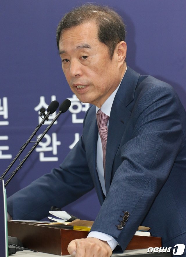 미래통합당 세종시 선거구(갑) 전략공천이 확정된 김병준 전 자유한국당 비대위원장이 9일 세종시청을 방문해 세종시 위상 높일 이해찬 민주당 대표와 승부했으면 좋겠다고 밝히고 있다.© 뉴스1