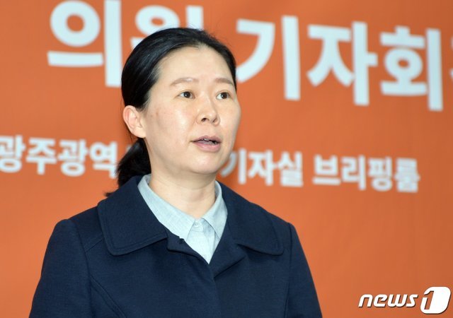 ‘돌아온 안철수’ 곁에 머문 권은희 국민의당 의원이 9일 광주시의회 브리핑룸에서 기자회견을 열고 4.15총선에서 지역구인 광주 광산을 불출마를 선언하고 있다. © News1