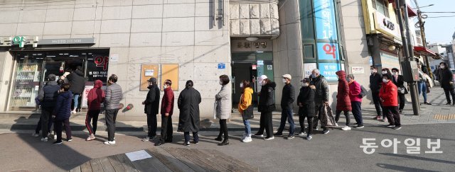 마스크 5부제 시행 첫 날인 9일 서울 마포구의 한 약국 앞에 시민들이 길게 줄을 서있다. 김재명기자 base@donga.com