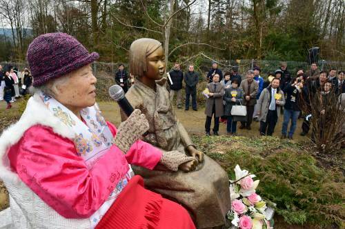2017년 3월 독일 바이에른 주 비젠트에서 열린 ‘평화의 소녀상’ 제막식에서 일본군 위안부 피해자 안점순 할머니가 소녀상의 손을 어루만지며 소감을 밝히고 있다. 독일 평화의 소녀상 수원시민 건립 추진위원회 제공