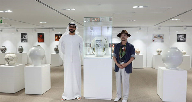 지산 이종능 선생(오른쪽)이 3일 전시장을 찾은 UAE 문화부 관계자와 사진을 찍었다. 가운데 작품은 왕세제 초상이 그려진 도자기. 이종능 제공