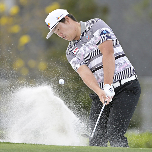 임성재가 9일 미국 플로리다주 올랜도의 베이힐 클럽 앤드 로지에서 열린 아널드 파머 인비테이셔널 최종 4라운드에서 벙커샷을 하고 있다. 임성재는 최종 합계 2언더파 286타를 기록해 우승자 티럴 해턴(잉글랜드)에게 2타 뒤진 단독 3위로 대회를 마무리했다. 지난주 혼다 클래식에서 PGA투어 생애 첫 우승을 포함해 2개 대회 연속 톱3다. 올랜도=AP 뉴시스