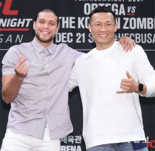 지난해 10월 서울에서 UFC 대결을 앞두고 기자회견을 가진 브라이언 오르테가(왼쪽)와 정찬성. 동아일보DB