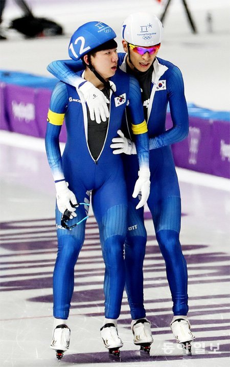 사진은 2018 평창 겨울올림픽에서 금메달을 딴 선배 이승훈(오른쪽)과 얘기하고 있는 모습. 동아일보DB