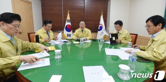 홍남기 부총리 겸 기획재정부 장관이 10일 오전 서울 종로구 정부서울청사에서 열린 ‘관계장관회의(녹실회의)’에서 발언을 하고 있다.(기획재정부 제공) 2020.3.10/뉴스1