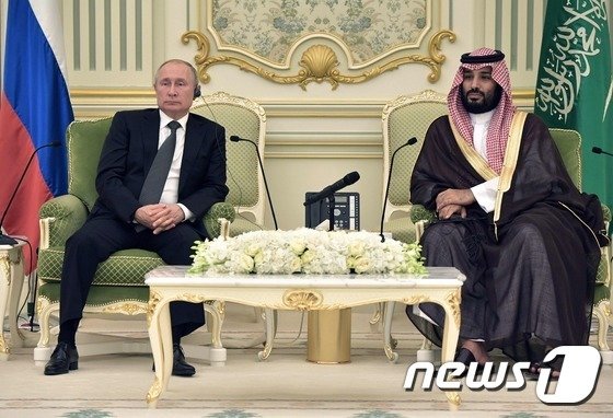 블라디미르 푸틴 러시아 대통령과 무함마드 빈 살만 사우디아라비아 왕세자. © AFP=뉴스1 © News1