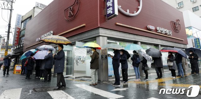 마스크 5부제 시행 이틑날인 10일 오전 서울 종로구의 한 약국에서 시민들이 마스크를 사기 위해 길게 줄 서 있다.   © News1