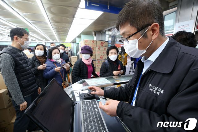 마스크 5부제 시행 이틑날인 10일 오전 서울 종로구의 한 약국에서 시민들이 마스크를 사고 있다. 2020.3.10/뉴스1 © News1