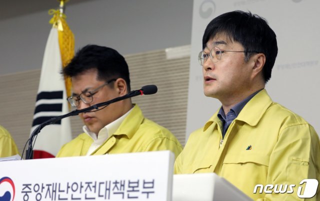 윤태호 중앙사고수습본부 방역총괄반장(공공보건정책관)이 10일 정부세종청사 보건복지부 브리핑실에서 신종 코로나바이러스 감염증(코로나19) 중앙재난안전대책본부 정례브리핑을 하고 있다.  2020.3.10/뉴스1 © News1