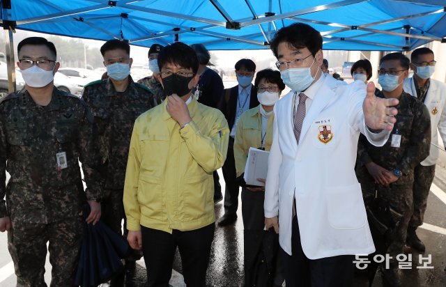 박재민 국방부 차관이 국군의무사령부 방역대책본부를 방문해 신종 코로나바이러스 감염증(코로나19) 대응 현장점검을 하고 있다.