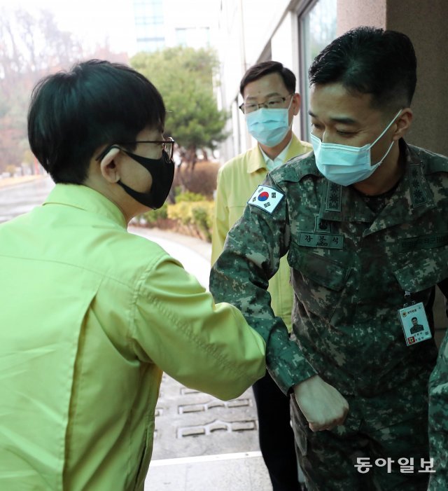 박재민 국방부 차관이 10일 오전 경기 성남시 분당구 국군의무사령부 방역대책본부를 방문해 관계자들과 팔꿈치 인사를 하고 있다.