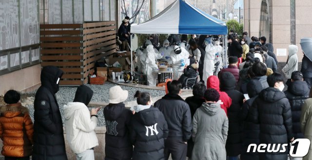 10일 오전 서울 구로구 코리아빌딩 앞에 마련된 선별진료소에서 입주자들이 코로나19(신종코로나 바이러스 감염증) 검진을 받고 있다. 2020.3.10/뉴스1 ⓒ News1