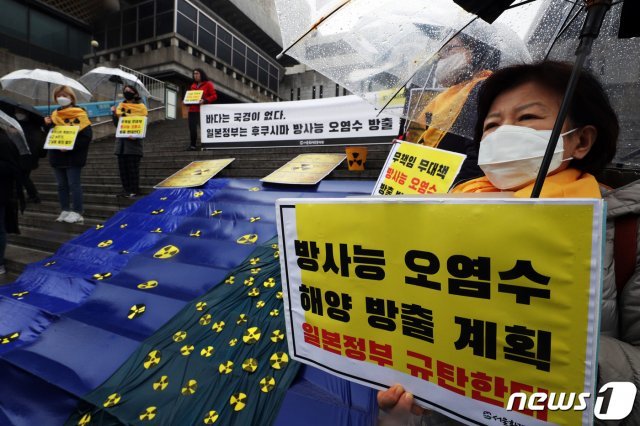 서울환경운동연합 회원들이 10일 오후 서울 종로구 세종문화회관 계단 앞에서 열린 ‘후쿠시마 핵발전소 사고 9주기’ 기자회견에서 손팻말을 들고 일본 정부를 규탄하고 있다.