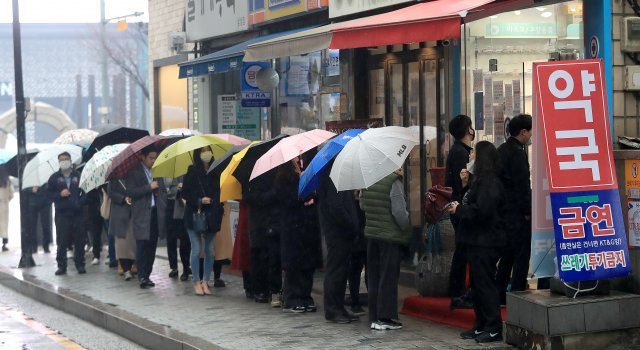 마스크 5부제 시행 이틀째인 10일 서울 강남구 테헤란로의 한 약국에서 우산을 쓴 시민들이 마스크를 사기 위해 줄을 서고 있다. 사진=뉴스1