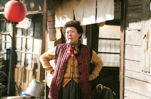 12일 개봉하는 배우 이정은 주연의 ‘용길이네 곱창집’. 사진제공｜퍼스트런