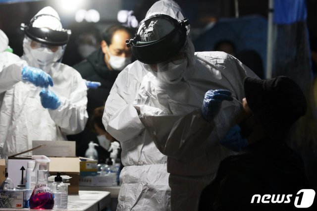 10일 오후 서울 구로구 코리아빌딩 앞에 마련된 선별진료소에서 의료진이 신종코로나 바이러스 감염증(코로나19) 검진을 하고 있다. © News1
