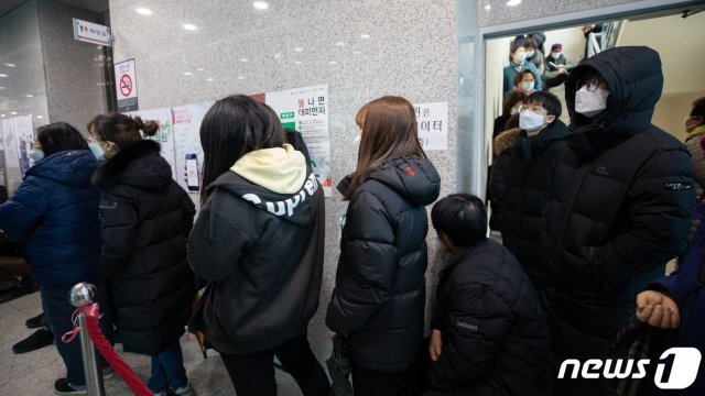 경기도 파주시 문산우체국에서 시민들이 마스크 구입을 위해 줄을 서 있다. 2020.2.28/뉴스1 © News1