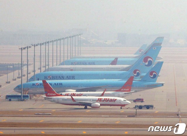 신종 코로나바이러스 감염증(코로나19)이 확산하고 있는 가운데 8일 인천국제공항에 여객기가 멈춰 있다. © News1