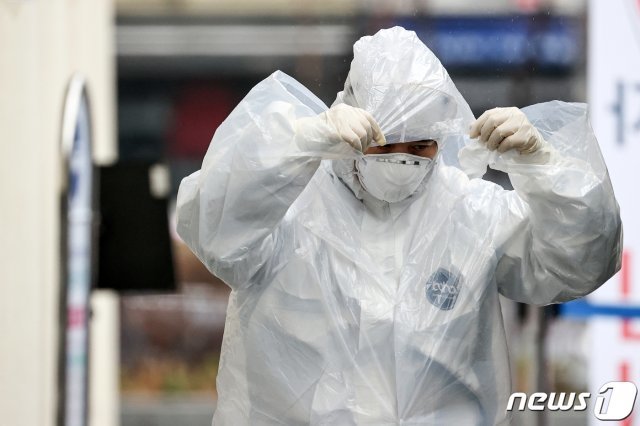 전국적으로 봄비가 내린 지난 10일 오전 신종 코로나바이러스 감염증(코로나19) 지역거점병원인 계명대 대구동산병원에서 의료진들이 우비를 입고 발걸음을 옮기고 있다. 2020.3.10/뉴스1 © News1