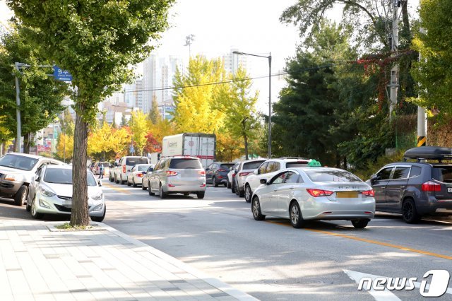 20일 오후 강원 원주시 따뚜공연장에서 개최된 ‘2019 GTI 국제 무역 투자박람회’ 행사장 외부 주행도로에 불법주차 차량들이 즐비해있다. 이 구역은 주 정차 금지구역으로 행사에 참여한 차량들이 대부분이다.© News1