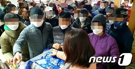 지난달 28일 천안 직산우체국에 마스크를 사기 위해 사람들이 줄을 서있는 모습.© 뉴스1