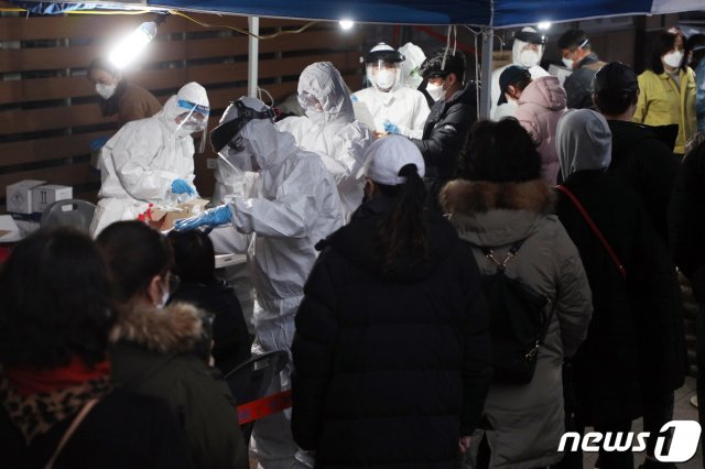 10일 오후 서울 구로구 코리아빌딩 앞에 마련된 선별진료소에서 의료진이 신종코로나 바이러스 감염증(코로나19) 검진을 하고 있다. 이날 서울시와 각 자치구, 경기도, 인천시의 코로나19 확진자 발표를 종합하면 현재까지 신도림동 콜센터 직원과 교육생, 그 가족과 접촉자 등 연관 확진자는 69명으로 밝혀졌다. 2020.3.10/뉴스1 © News1