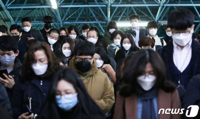 구로구 신도림동 콜센터에 발생한 신종 코로나바이러스 감염증(코로나19) 확진자가 90명으로 늘어난 11일 서울 구로구 지하철 신도림역에서 마스크를 쓴 시민들이 출근하고 있다. 2020.3.11/뉴스1 © News1