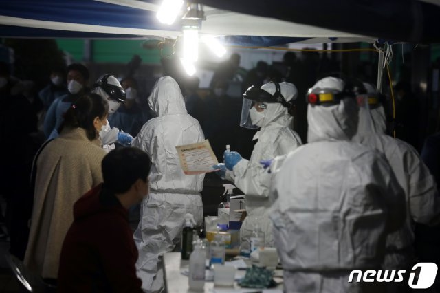 10일 오후 서울 구로구 코리아빌딩 앞에 마련된 선별진료소에서 의료진이 신종코로나 바이러스 감염증(코로나19) 검진을 하고 있다. 2020.3.10/뉴스1 © News1