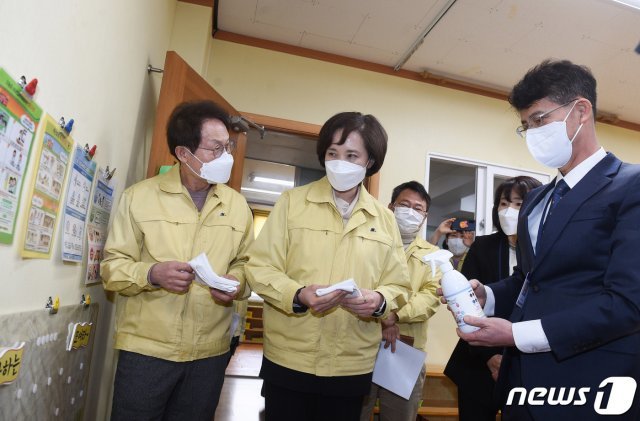 유은혜 사회부총리 겸 교육부 장관(가운데)과 조희연 서울시교육감(왼쪽)이 지난 1일 서울 중구 충무초등학교에서 긴급돌봄교실 현장을 둘러보고 있다./뉴스1 © News1