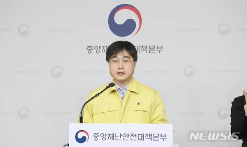 윤태호 중앙사고수습본부 방역총괄반장이 11일 오전 정부세종청사에서 신종 코로나바이러스 감염증(코로나19) 관련 고위험 사업장 집단감염 방지 집중관리방안, 시도별 환자 관리체계 구축 현황 등을 브리핑 하고 있다. 사진=뉴시스