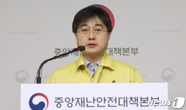 윤태호 중앙사고수습본부 방역총괄반장(공공보건정책관)이 11일 정부세종청사 보건복지부 브리핑실에서 신종 코로나바이러스 감염증(코로나19) 중앙재난안전대책본부 정례브리핑을 하고 있다. 방역당국이 코로나19에 걸린 중증환자들이 우선적으로 치료를 받을 수 있도록 전국 상급종합병원(대학병원)에 중증응급진료센터를 지정해 운영한다. 사망자를 줄이기 위한 방역당국 차원의 후속 조치다./뉴스1 © News1