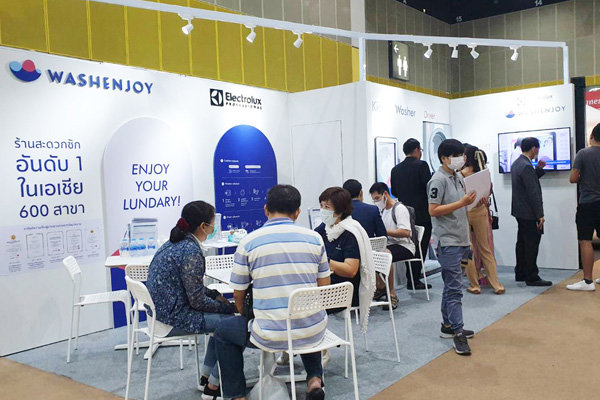 THAI FRANCHISE & SME EXPO 2020 박람회장 워시엔조이 부스에서 태국의 예비창업자들이 상담을 받고 있다.
