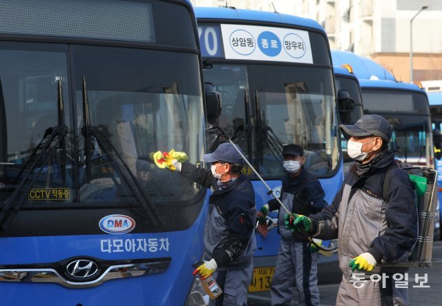 지난달 20일 서울 마포구 상암동 공영차고지에서 직원들이 버스 방역 작업을 하고 있다. 송은석 기자